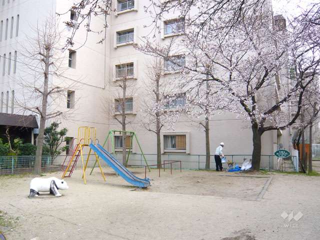 隣接する公園