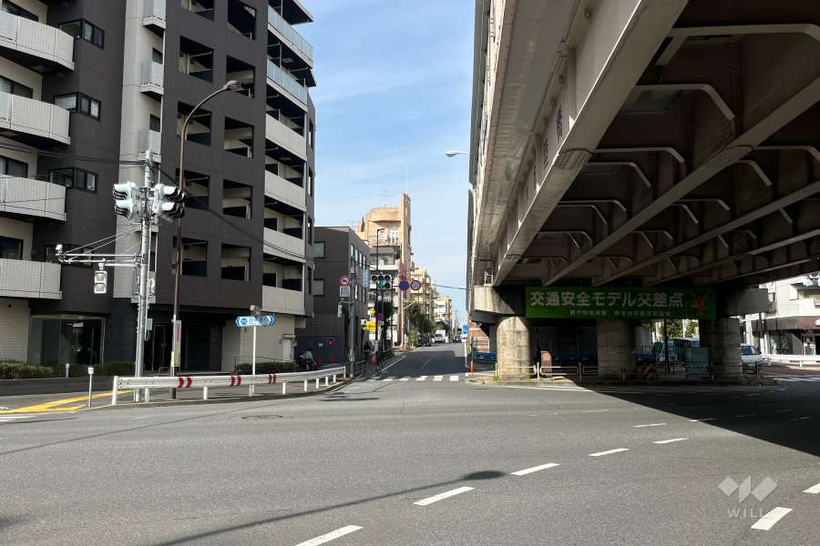 敷地東側の前面道路（南側から）