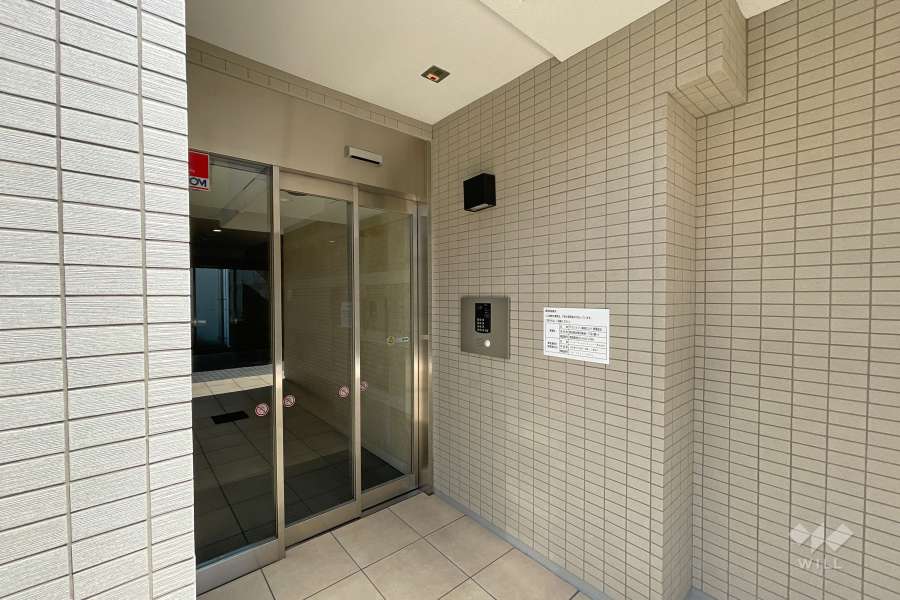 エントランスはオートロック付きです。