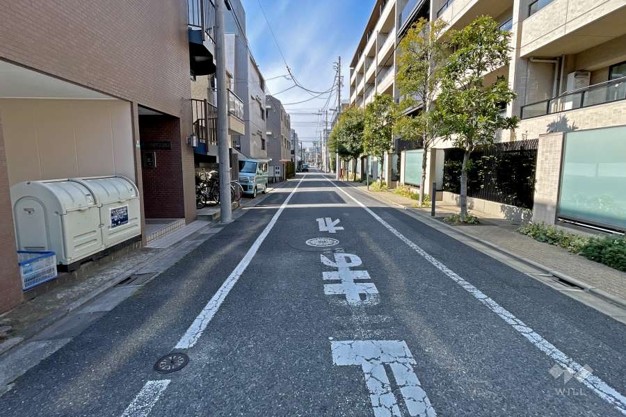 敷地南側の前面道路（東側から）