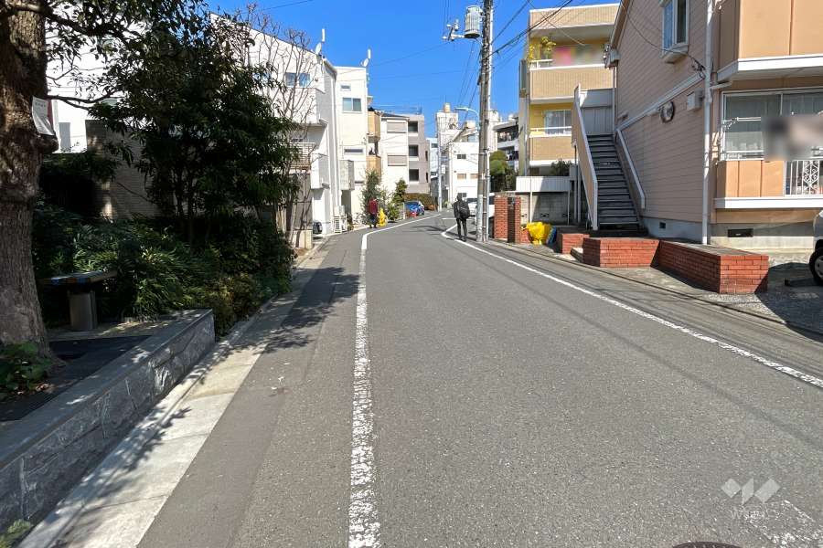 敷地東側の前面道路（南側から）