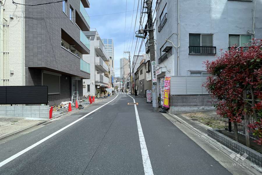 敷地北側の前面道路（西側から）