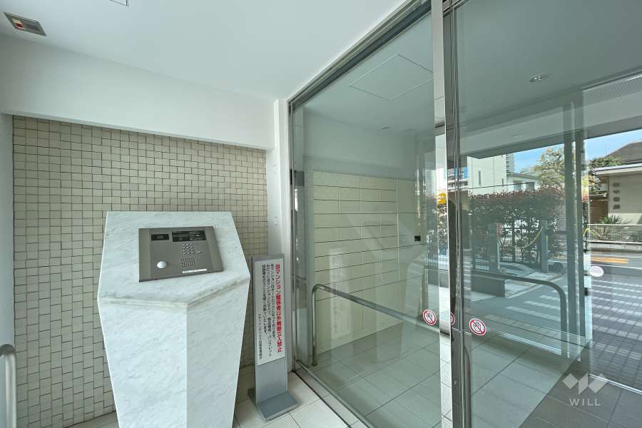 エントランスはオートロック付きです。