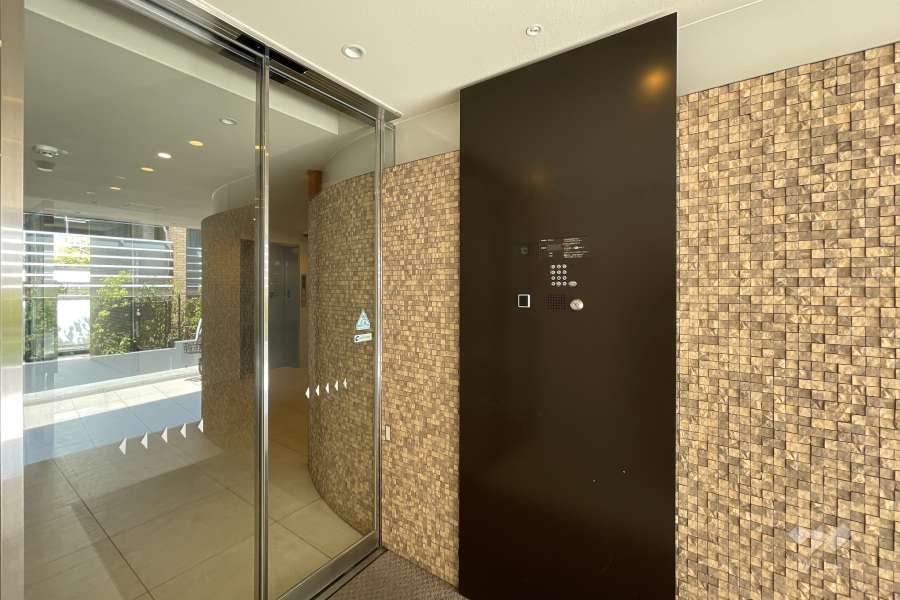 エントランスはオートロック付きです。