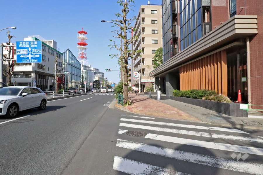 敷地北西側は都道312号（目黒通り）に面しています。