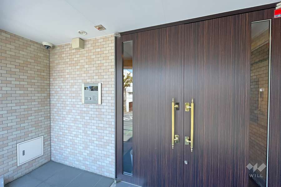 エントランスはオートロック付きです。