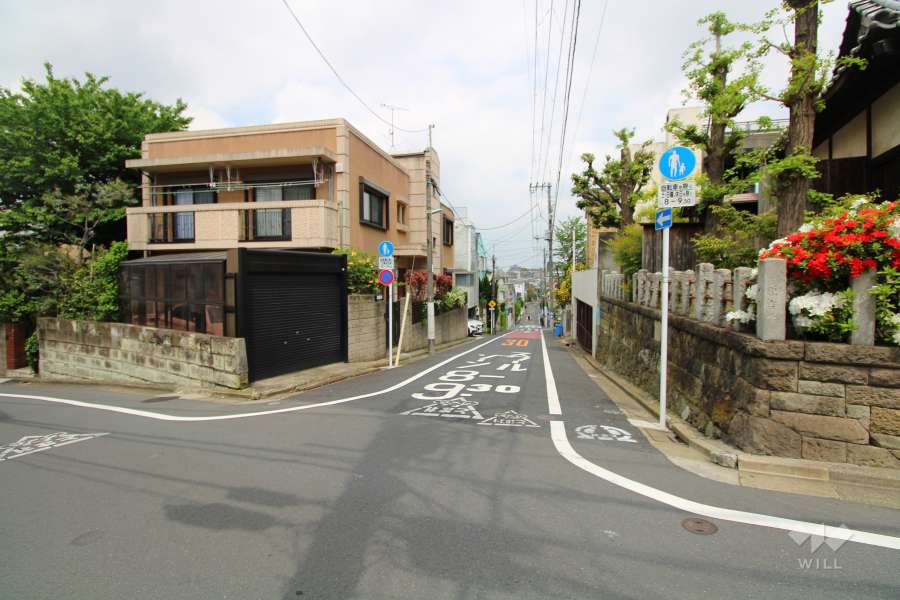 敷地東側の前面道路(南側から）