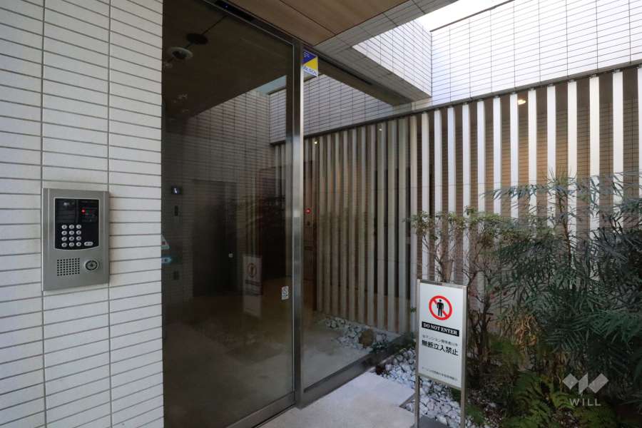 エントランスはオートロック付きです。