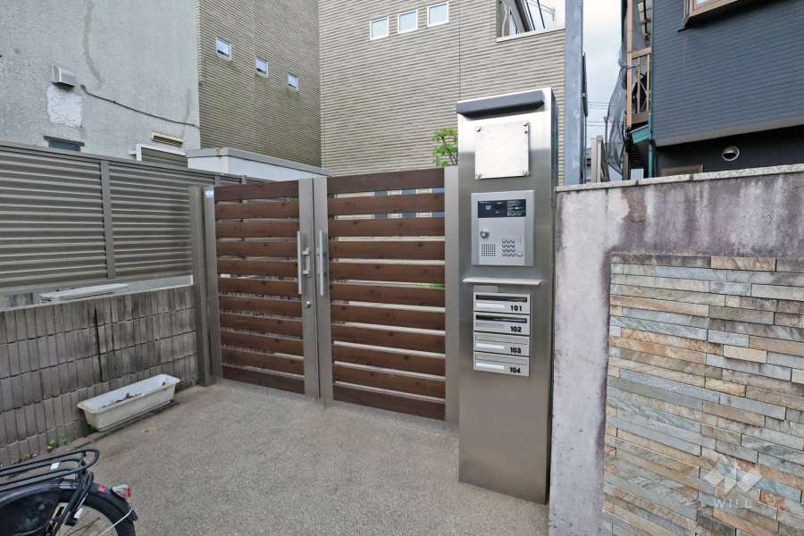 エントランスはオートロック付きです。