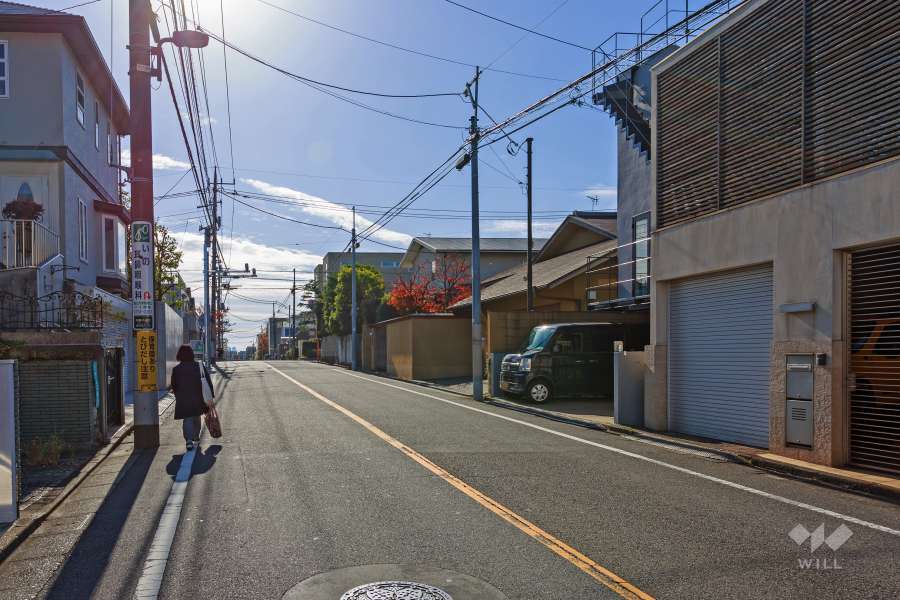 敷地東側の前面道路（南側から）