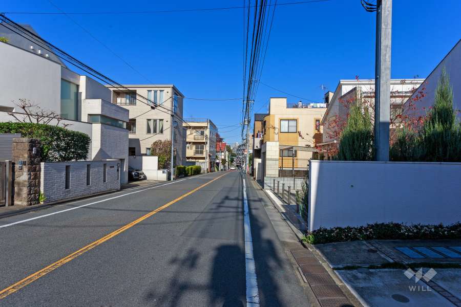 敷地東側の前面道路（北側から）