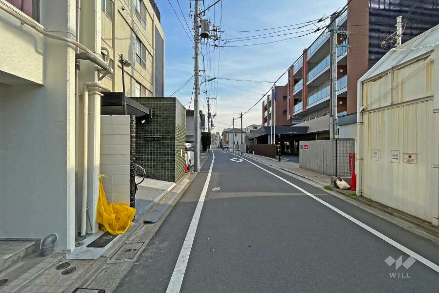 敷地西側の前面道路(北側から)