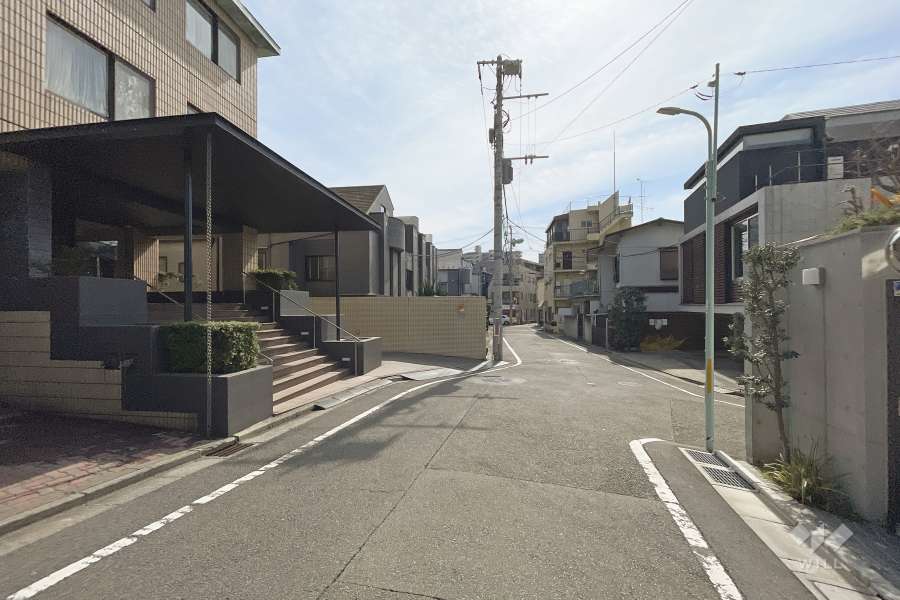 敷地西側の前面道路