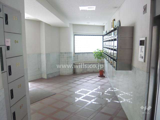 エントランス（オートロック・宅配ボックス付き）