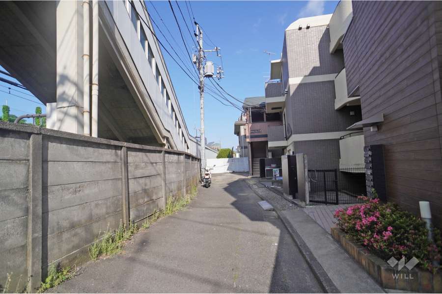 敷地北側の前面道路