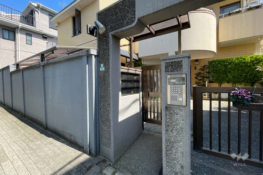 エントランスはオートロック付きです。