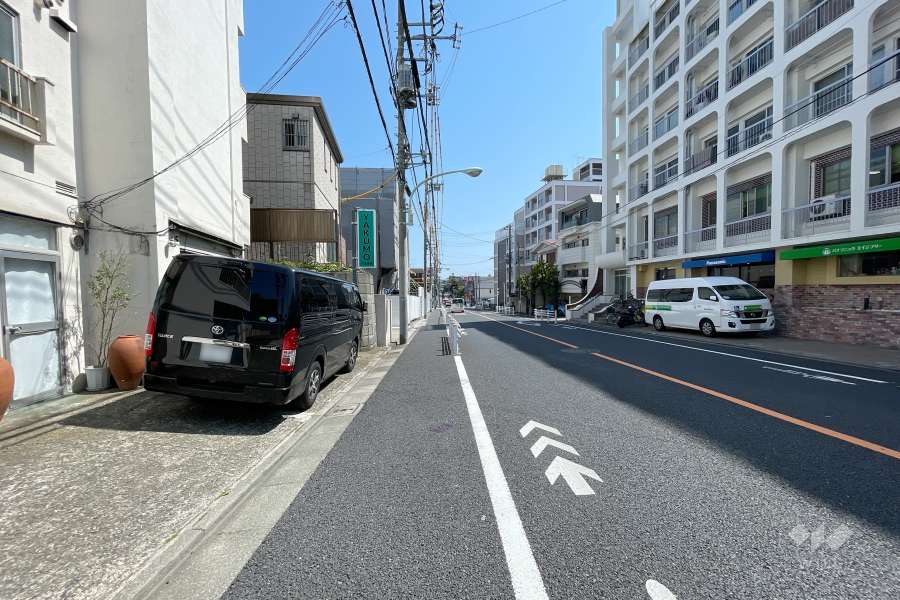 敷地西側の前面道路
