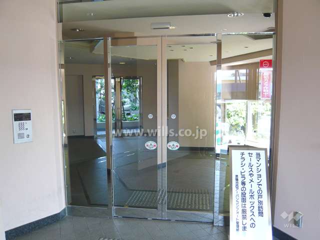 エントランスはオートロック付きです。