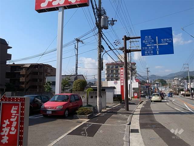 敷地北側の前面道路。前面道路は二車線の通りです。
