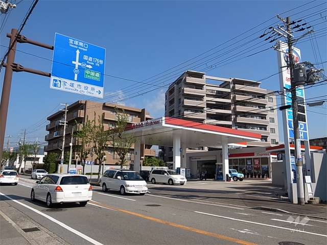敷地西側には、距離を置いて県道が走っています。