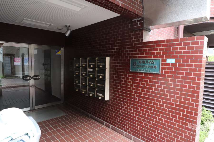 エントランスはオートロック付きです。