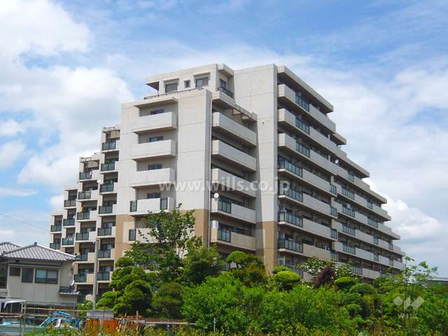 ウィングコート伊丹大野の外観（南西側から）。一部雁行設計になっています。