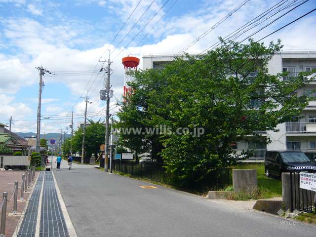 周辺はマンションと一戸建てが混在するのどかな雰囲気の住宅地。東側には自衛隊の駐屯地があります。