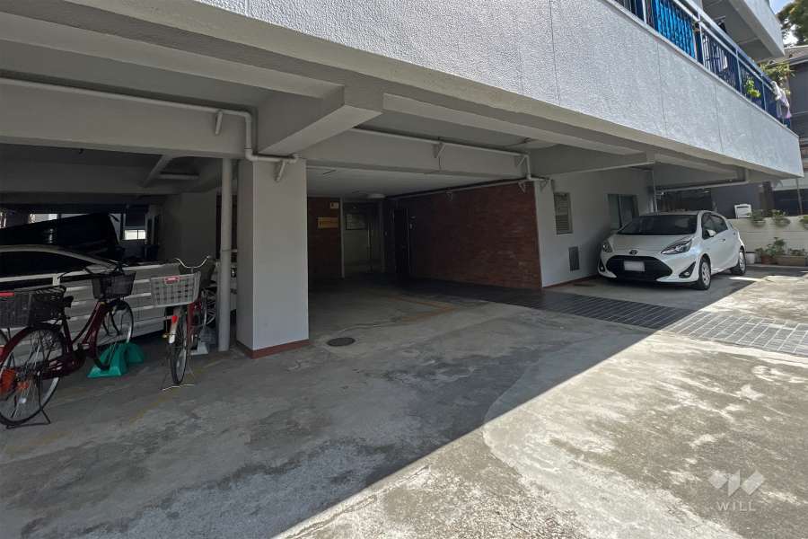 敷地内駐車場（屋内平面式）と駐輪場