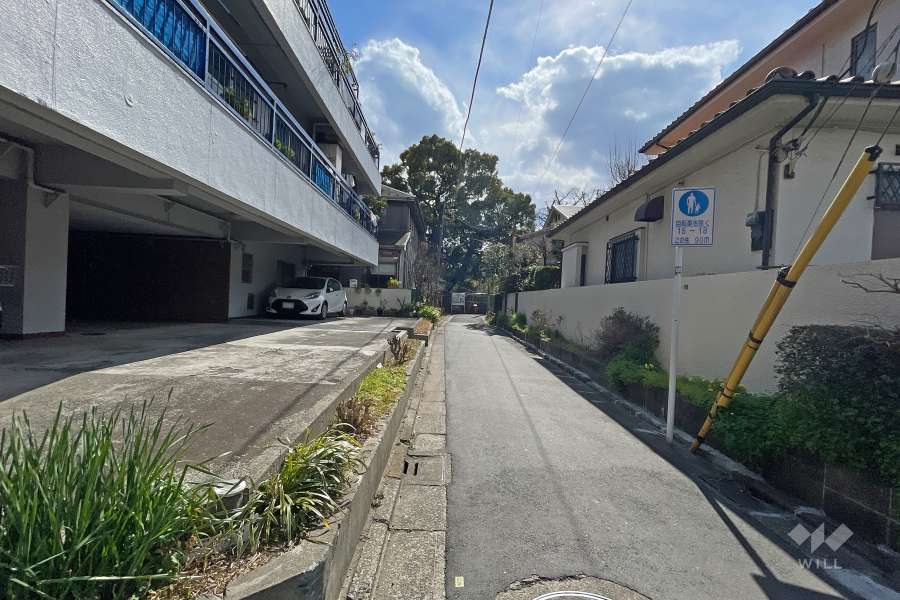 敷地西側の前面道路