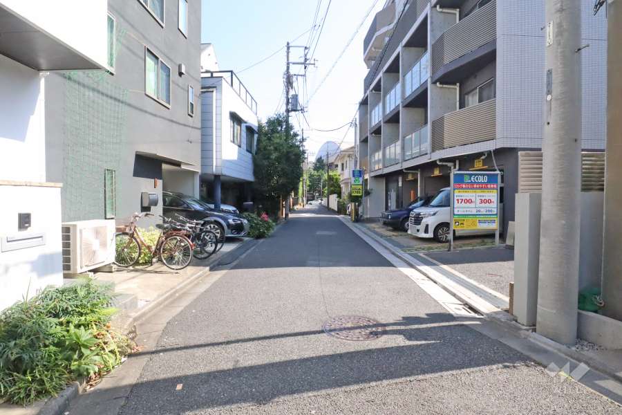 敷地東側の前面道路（北側から）