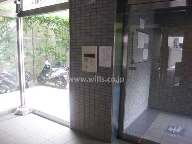 エントランスはオートロック付きです。