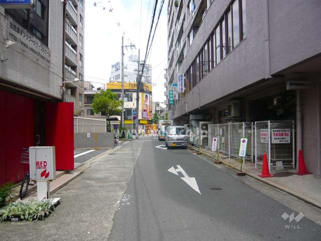 周辺は駅前の商業地です。