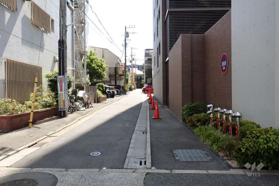 敷地南東側の前面道路(北東側から)