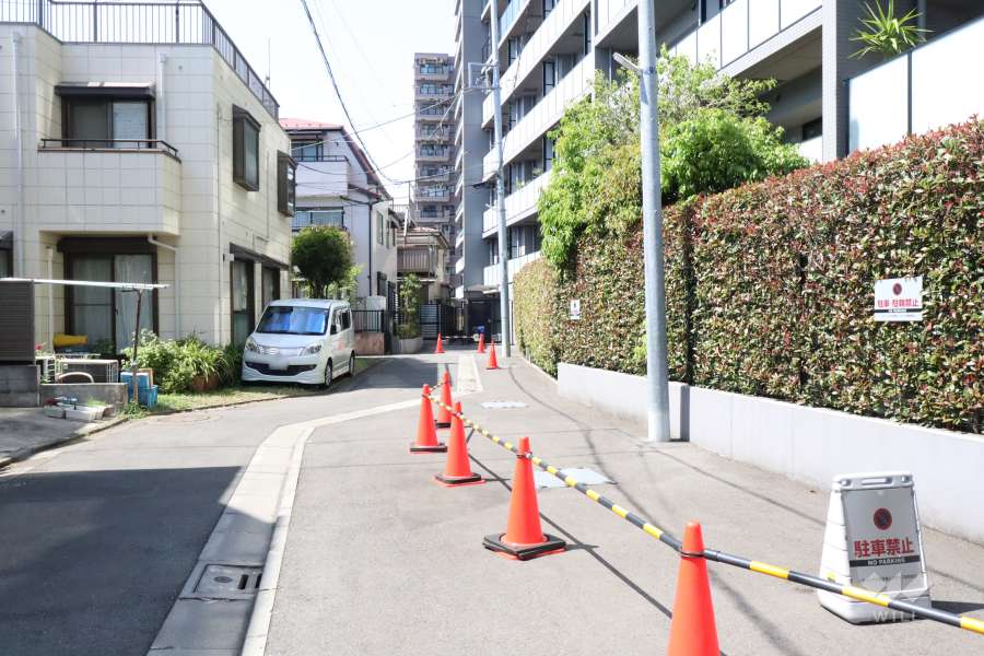 敷地南西側の前面道路(南東側から)