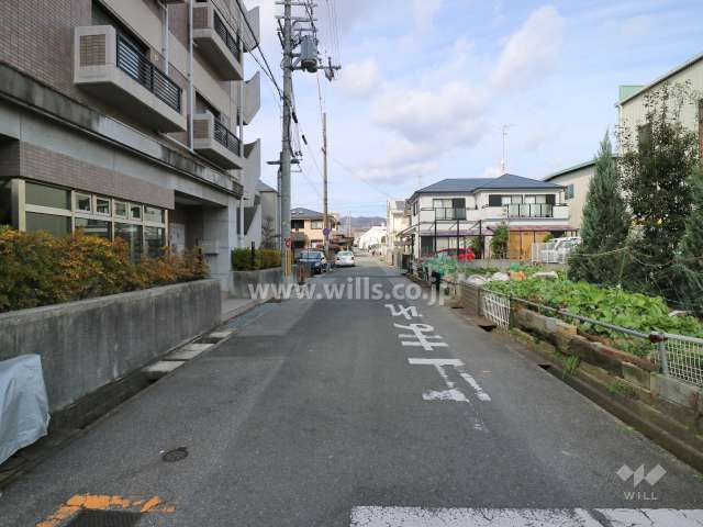 物件の東側前面道路(南側から)