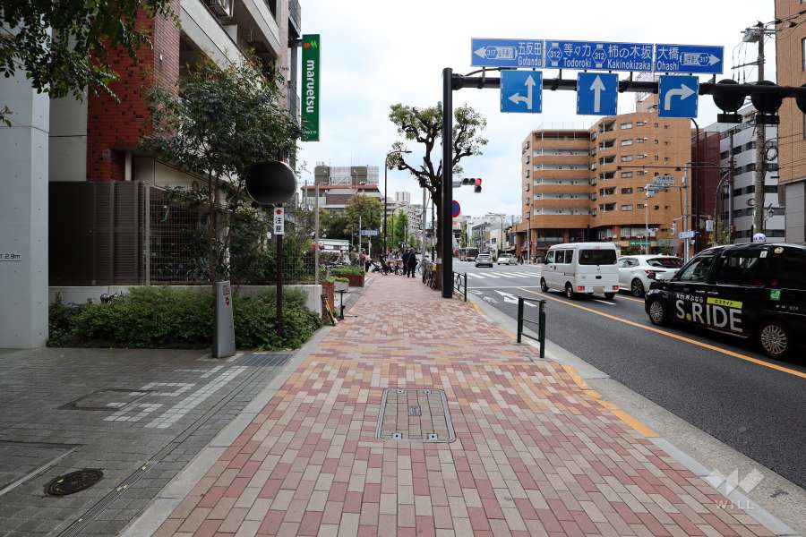敷地北側の前面道路（東側から）