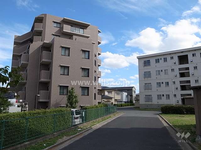 敷地南側には団地があります。