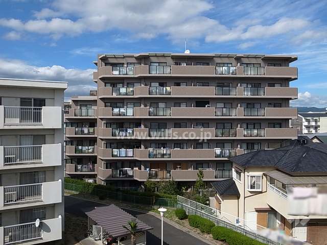 周辺はマンションと一戸建てが混在する静かな住宅地です。
