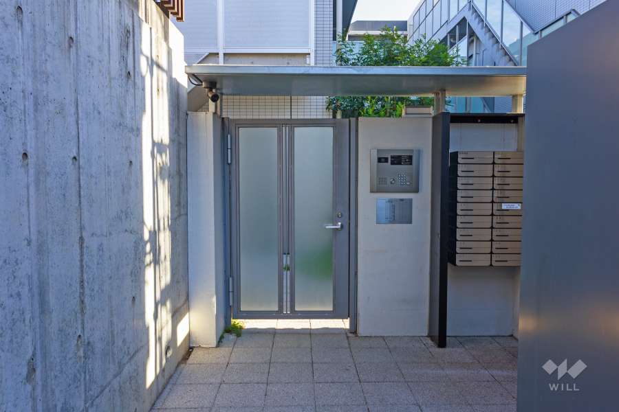 エントランスはオートロック付きです。