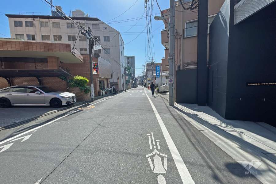 敷地南側の前面道路（東側から）