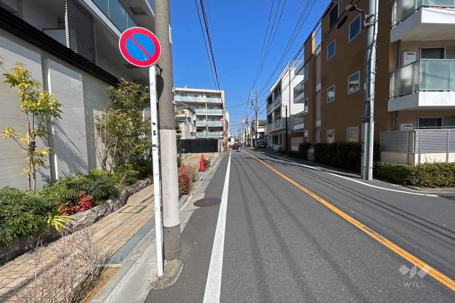 敷地東側の前面道路（南側から）