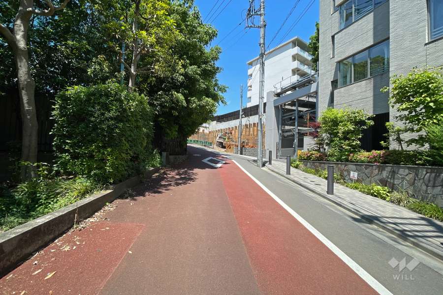 敷地西側の前面道路
