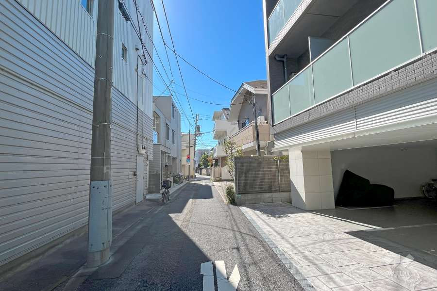 敷地東側の前面道路（北側から）