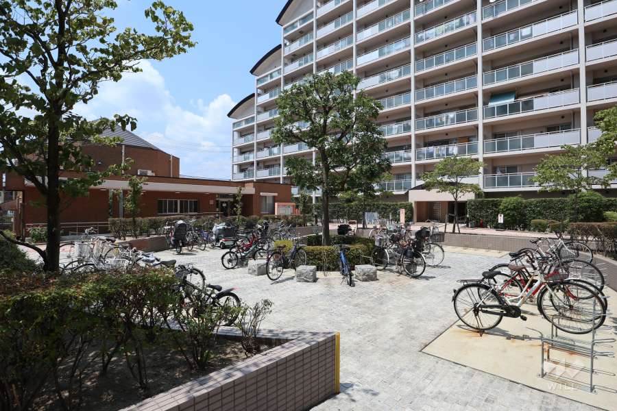 敷地内の広場兼駐輪スペース