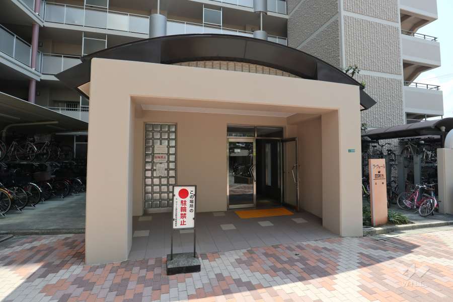 B棟のエントランス