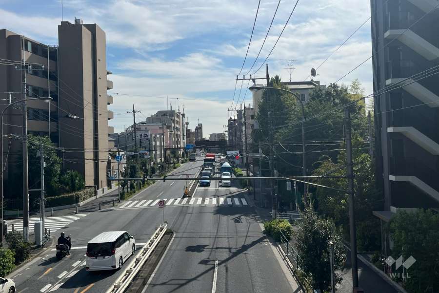 敷地の北東側前面道路（北西側から）