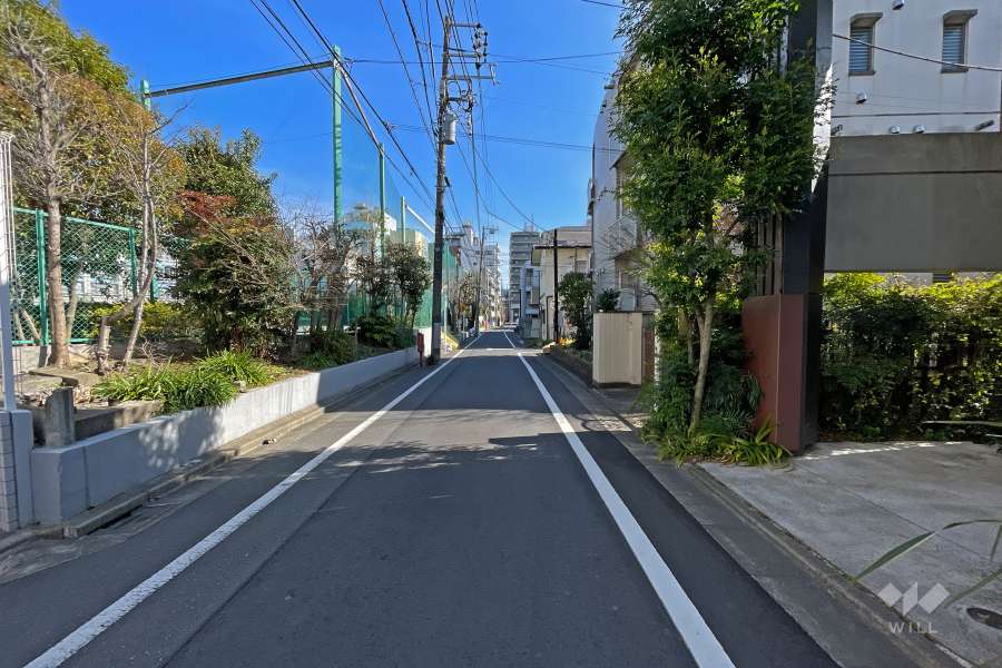 敷地北西側の前面道路（南西側から）