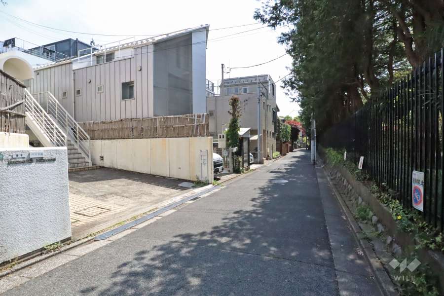 敷地西側の前面道路(南側から)