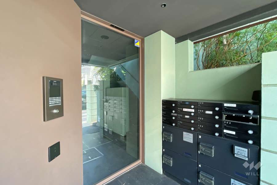 エントランス内オートロック、宅配ボックスと共用ポストボックス