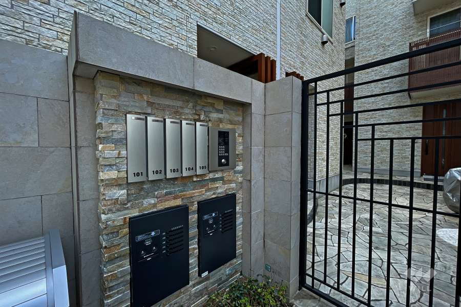 エントランスはオートロック付きです。